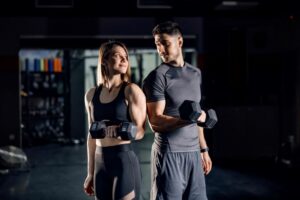 entraînement pour femmes et hommes au gymnase